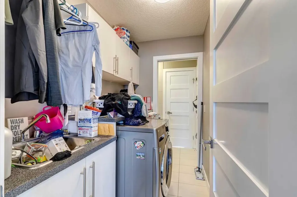 168 Rainbow Falls Heath Chestermere AB T1X 0N4