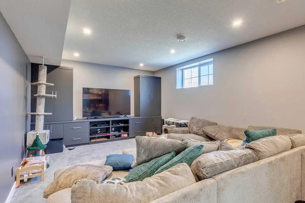 168 Rainbow Falls Heath Chestermere AB T1X 0N4