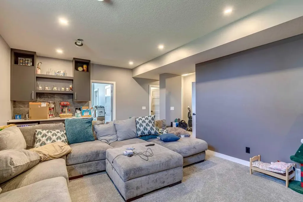 168 Rainbow Falls Heath Chestermere AB T1X 0N4