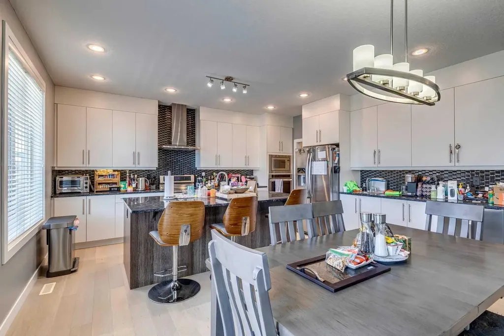 168 Rainbow Falls Heath Chestermere AB T1X 0N4