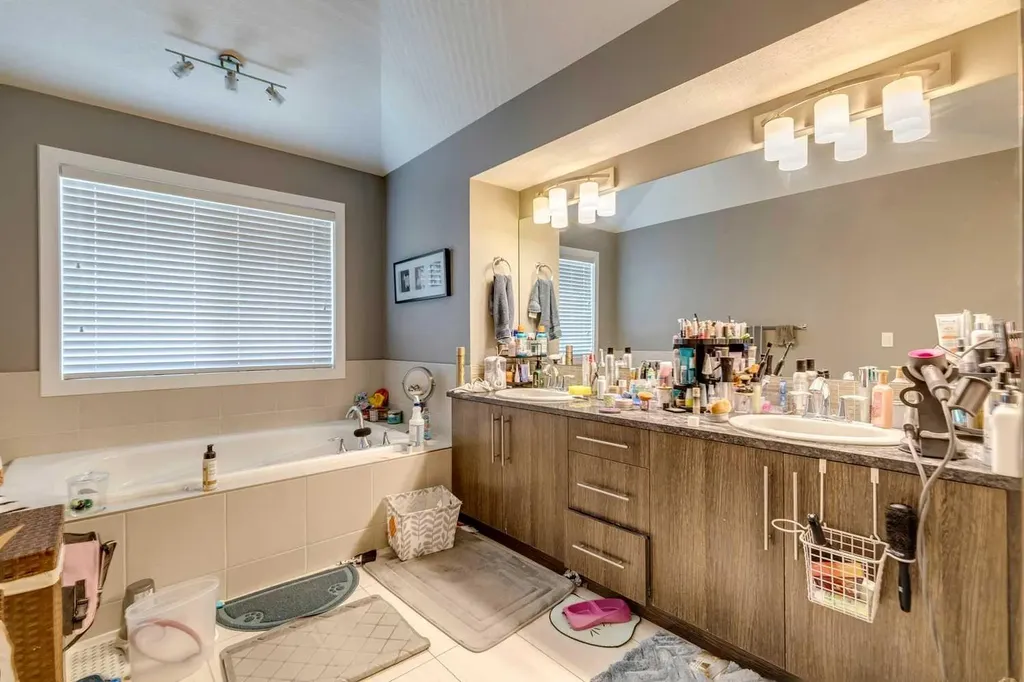 168 Rainbow Falls Heath Chestermere AB T1X 0N4