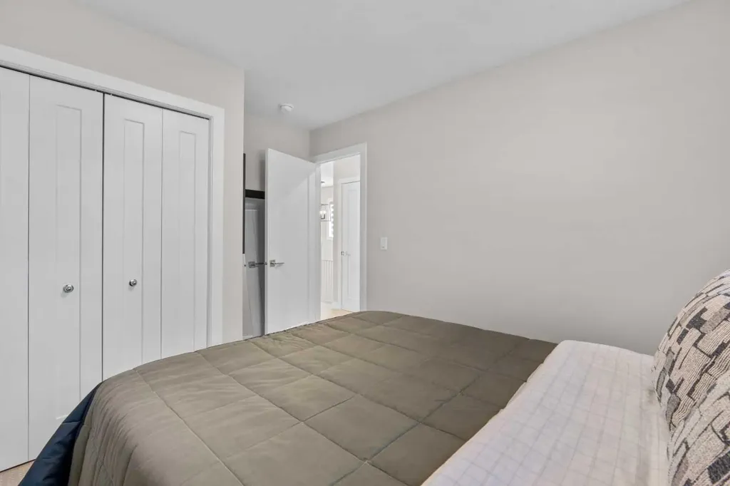 1053 West Lakeview Chestermere AB T1X2T2