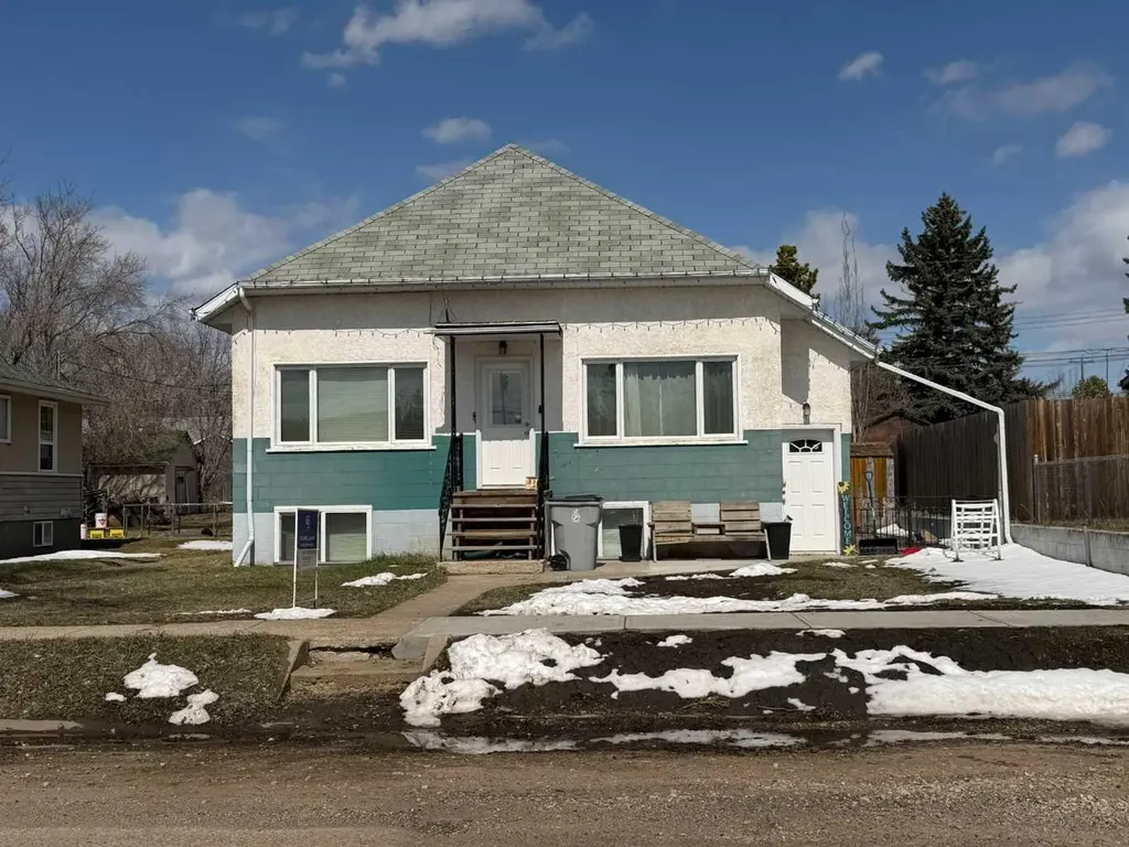 830 6 Avenue Wainwright AB T9W 1C2