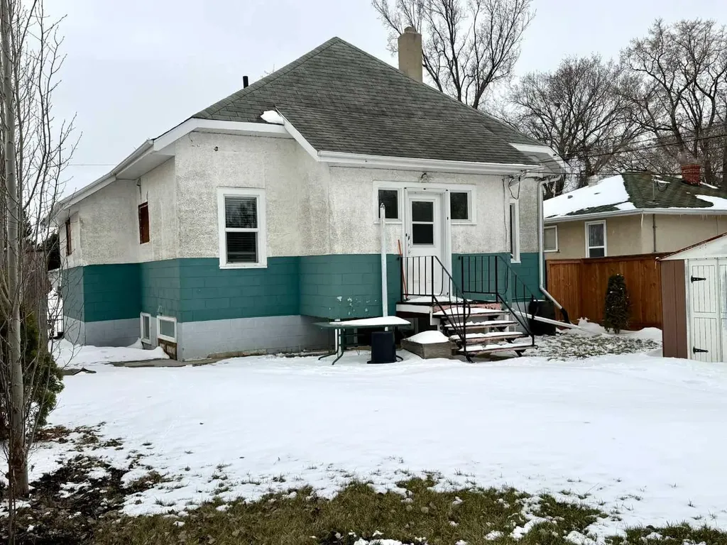 830 6 Avenue Wainwright AB T9W 1C2