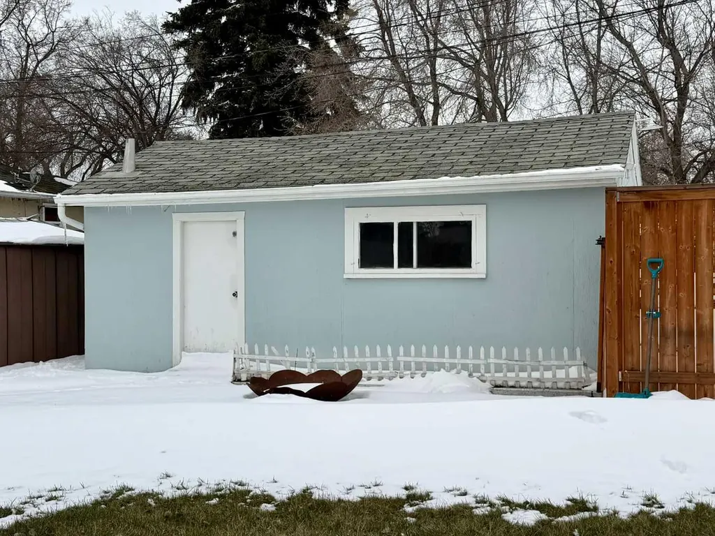 830 6 Avenue Wainwright AB T9W 1C2