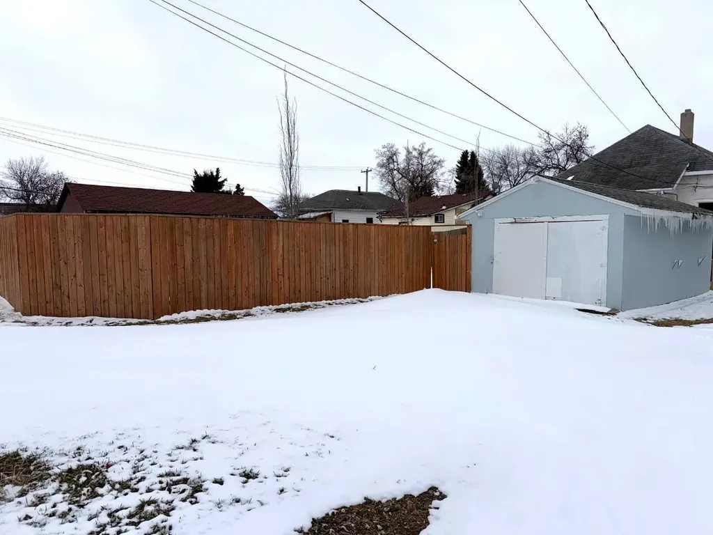830 6 Avenue Wainwright AB T9W 1C2