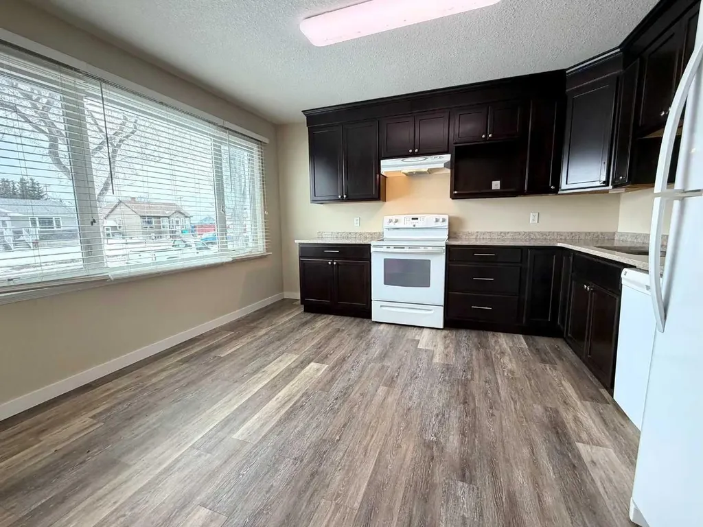 830 6 Avenue Wainwright AB T9W 1C2