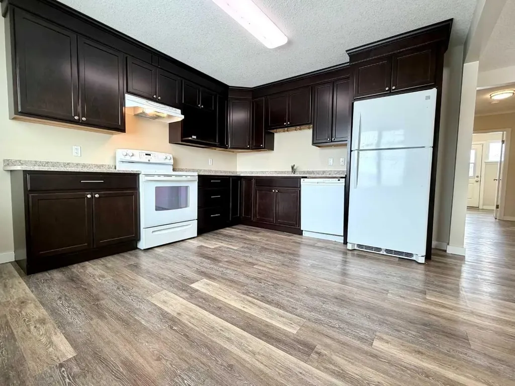 830 6 Avenue Wainwright AB T9W 1C2