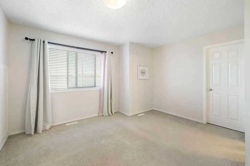 47 Covehaven Mews NE Calgary AB T3K 0E2