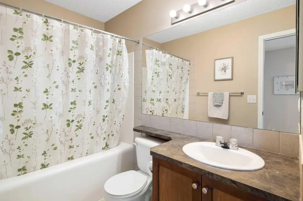 47 Covehaven Mews NE Calgary AB T3K 0E2