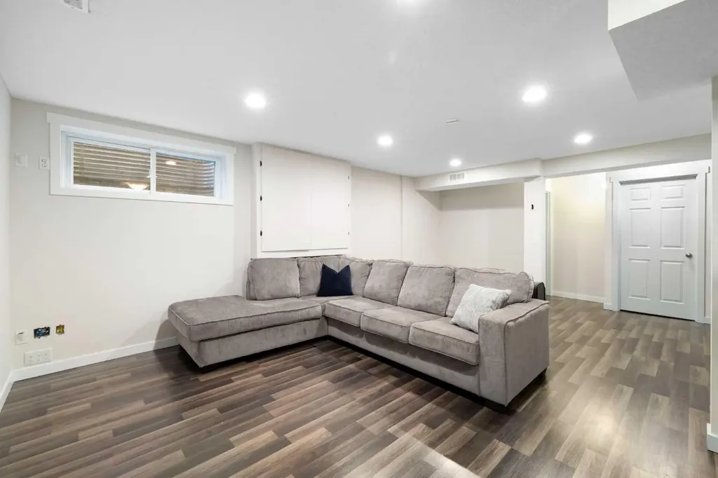 47 Covehaven Mews NE Calgary AB T3K 0E2