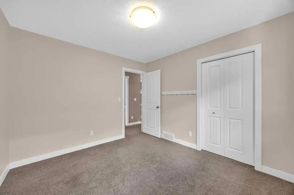 131 Sherwood Street NW Calgary AB T3R 0P1