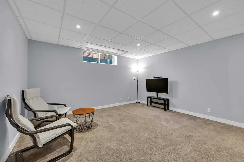 131 Sherwood Street NW Calgary AB T3R 0P1