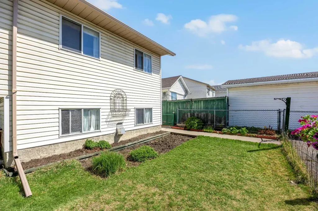 316 Coventry Close NE Calgary AB T3K 4C5