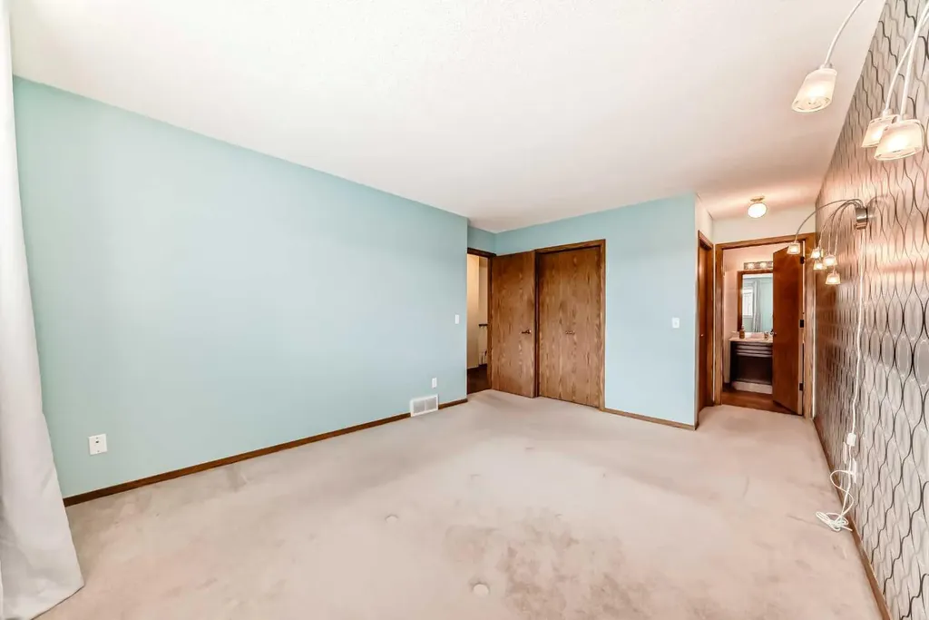 16 Edenwold Green NW Calgary AB T3A 5B8