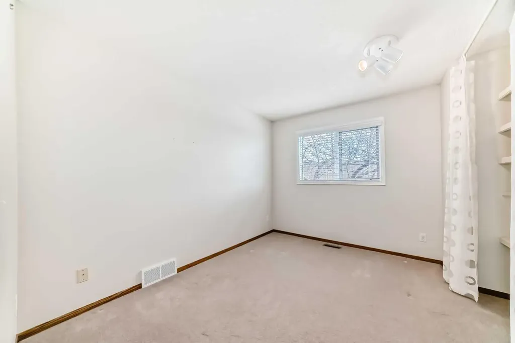 16 Edenwold Green NW Calgary AB T3A 5B8