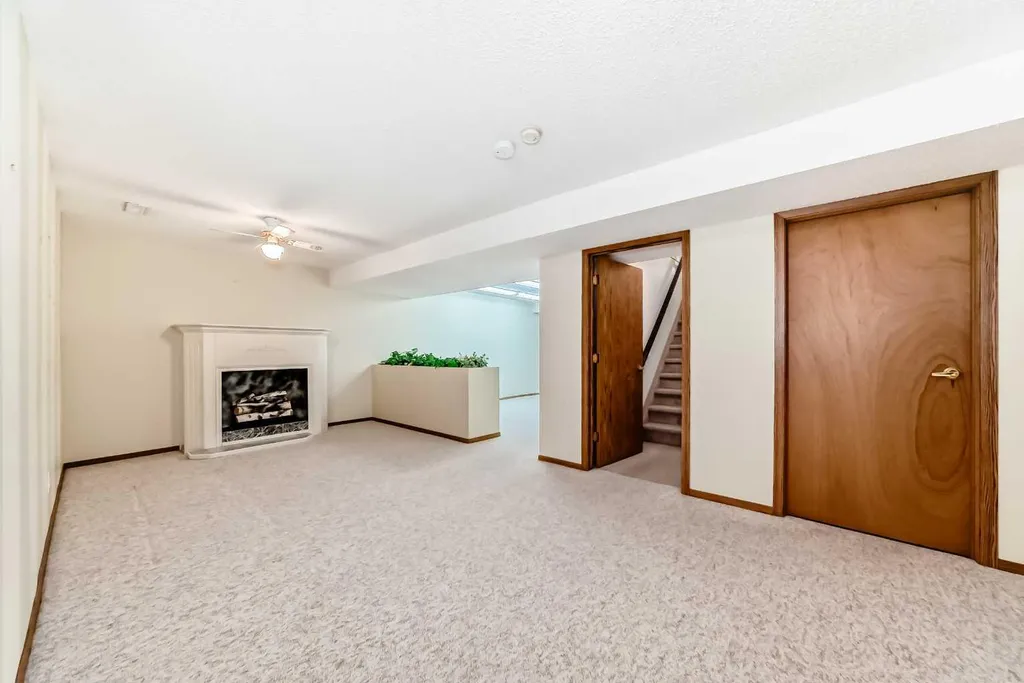 16 Edenwold Green NW Calgary AB T3A 5B8