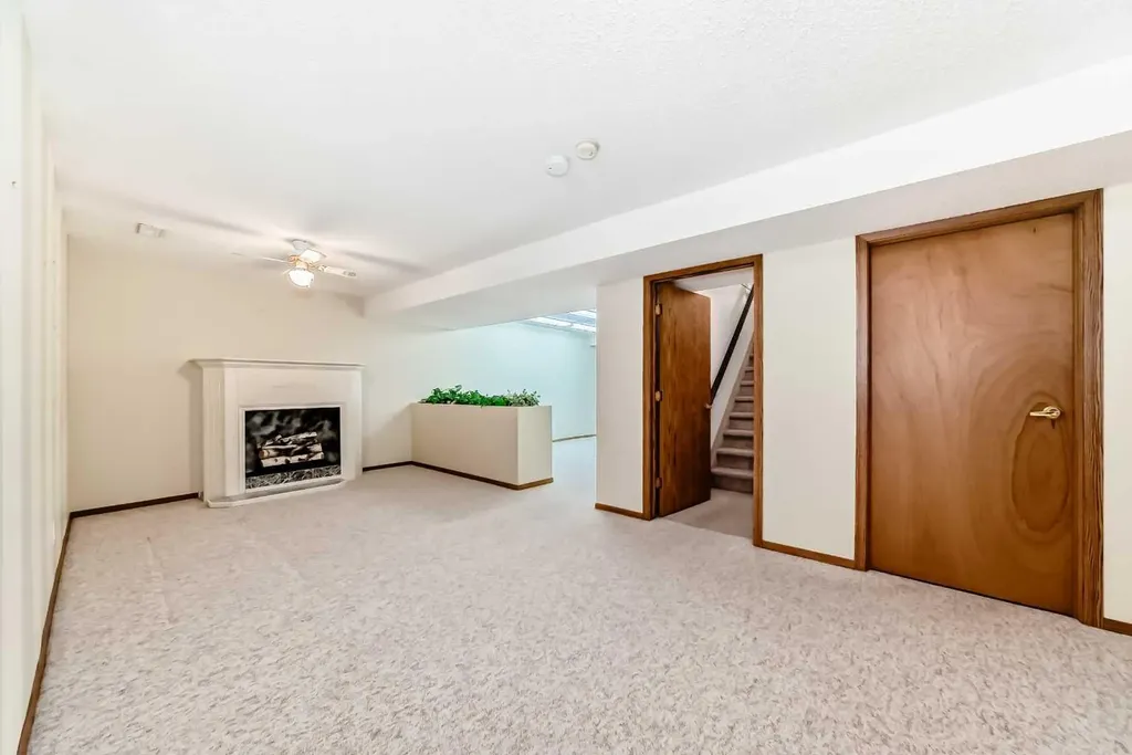 16 Edenwold Green NW Calgary AB T3A 5B8