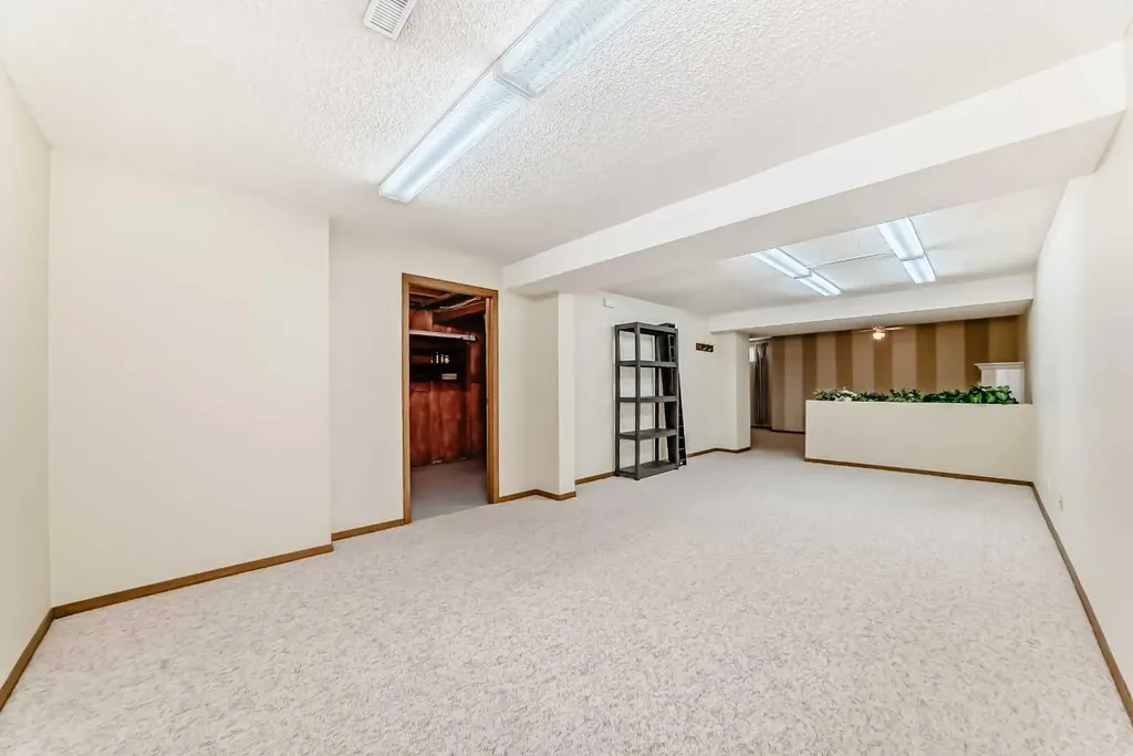 16 Edenwold Green NW Calgary AB T3A 5B8