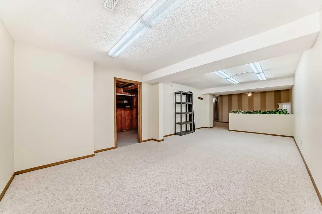 16 Edenwold Green NW Calgary AB T3A 5B8