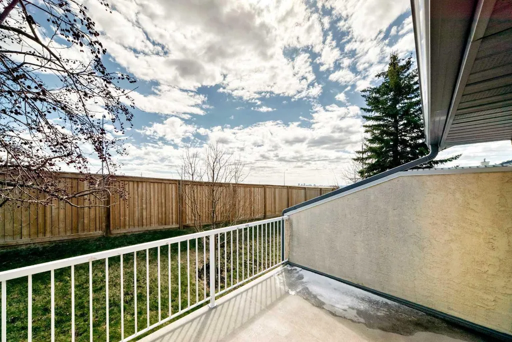 16 Edenwold Green NW Calgary AB T3A 5B8