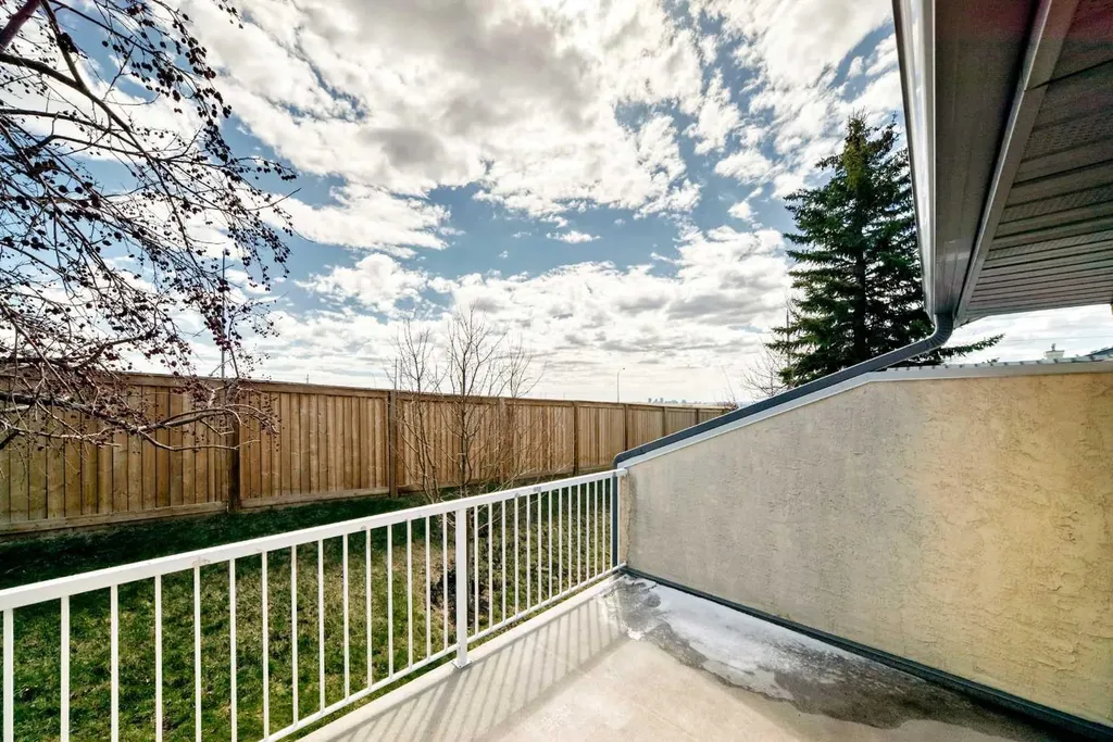 16 Edenwold Green NW Calgary AB T3A 5B8