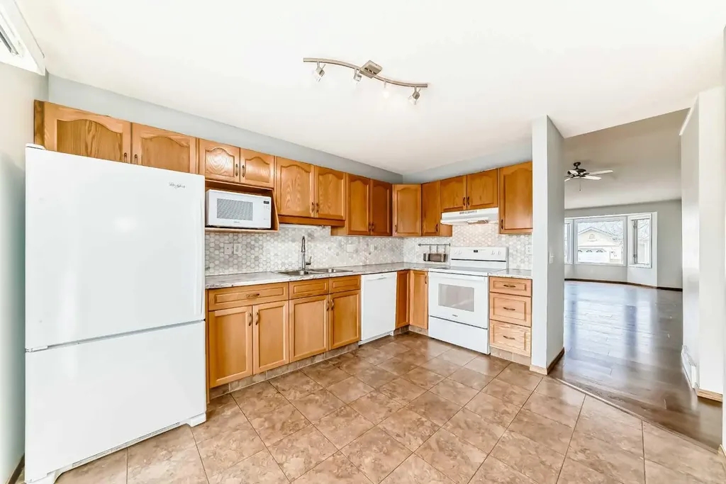 16 Edenwold Green NW Calgary AB T3A 5B8