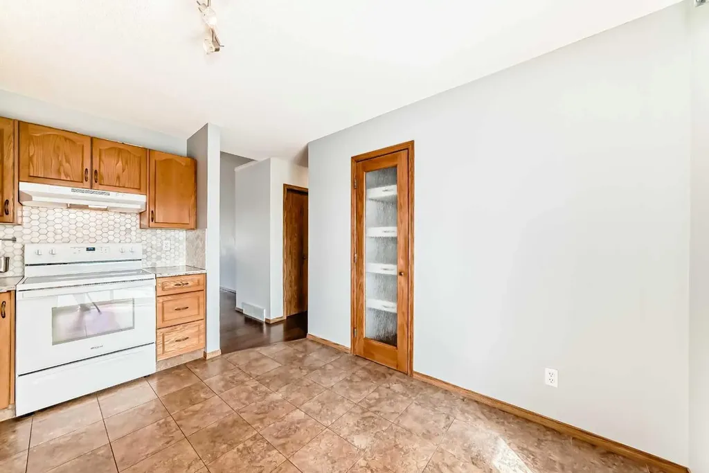16 Edenwold Green NW Calgary AB T3A 5B8