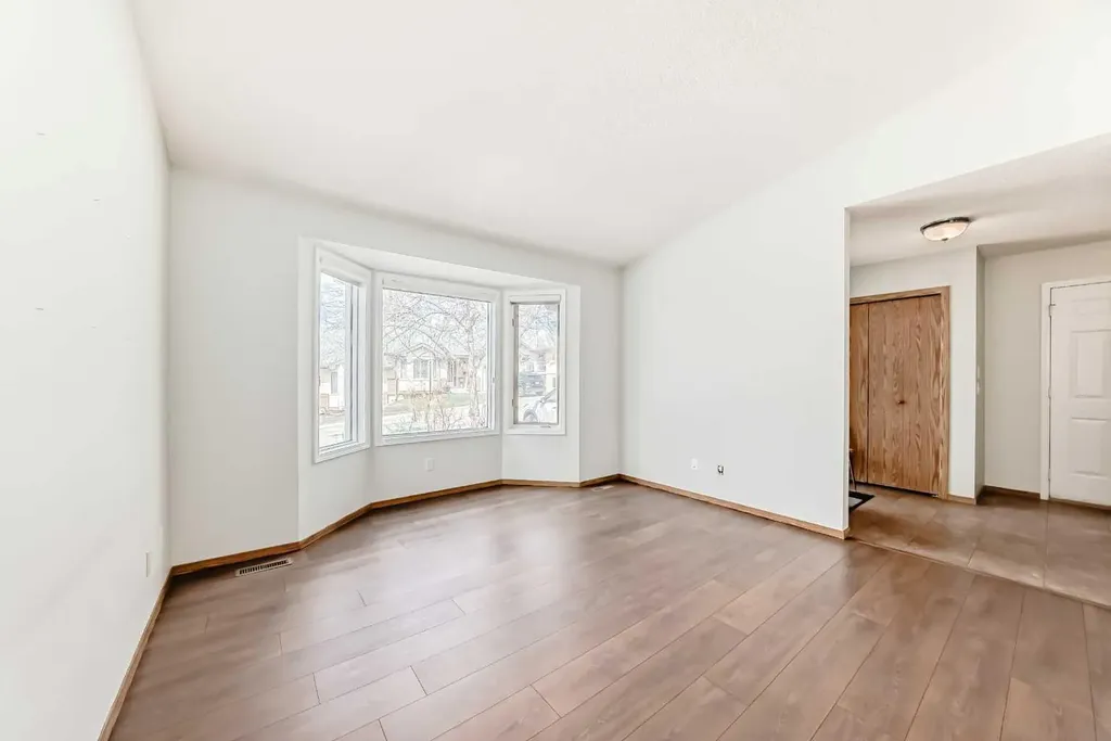 16 Edenwold Green NW Calgary AB T3A 5B8
