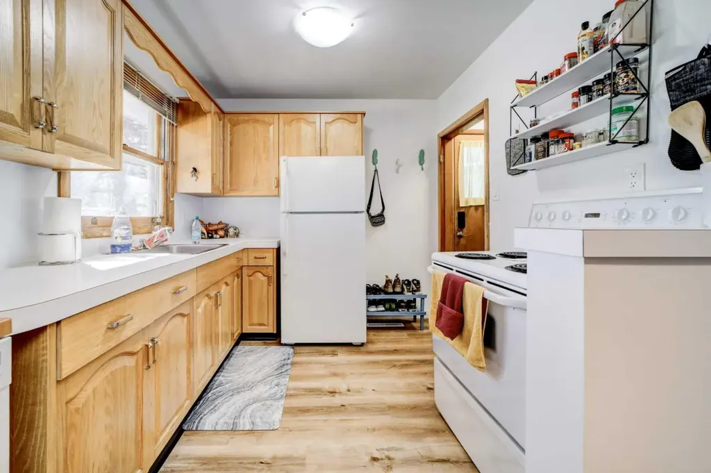 1126 23 Street N Lethbridge AB T1H 3T4