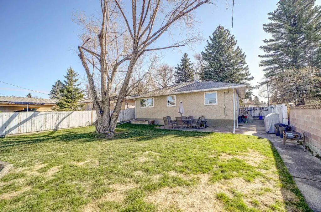 1126 23 Street N Lethbridge AB T1H 3T4