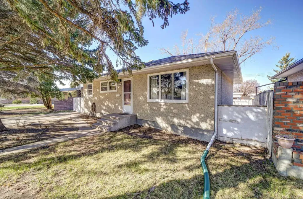 1126 23 Street N Lethbridge AB T1H 3T4
