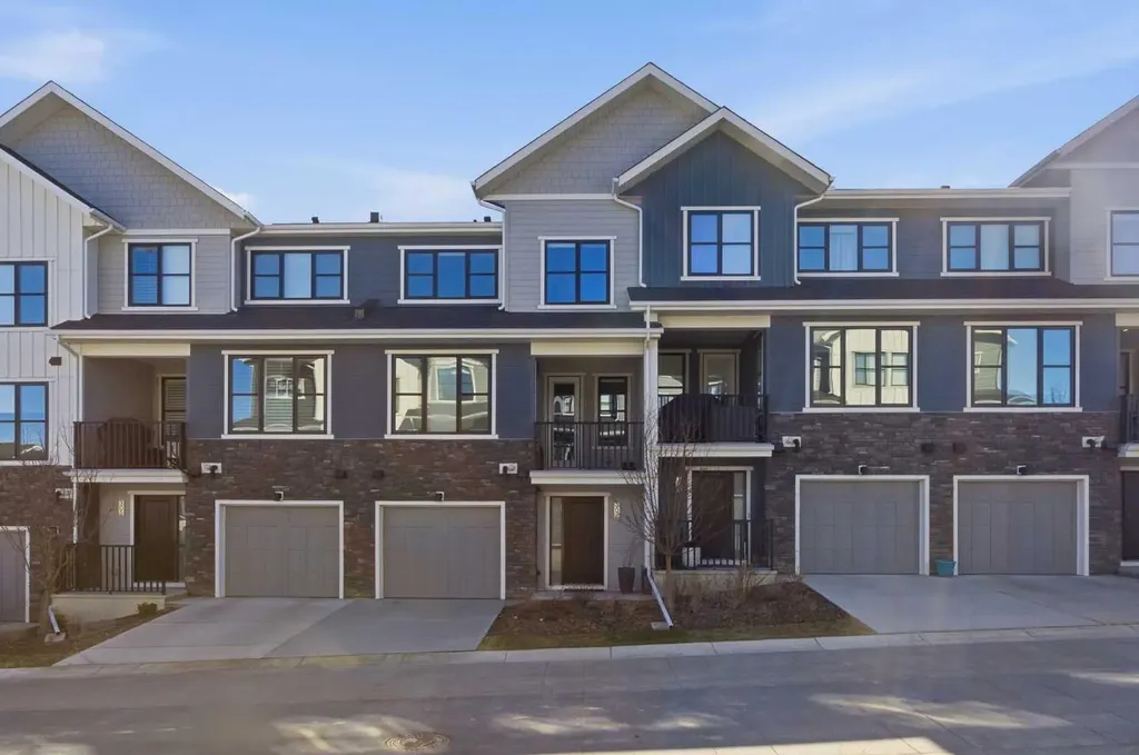 307 Crestridge Common SW Calgary AB T3B 6J5