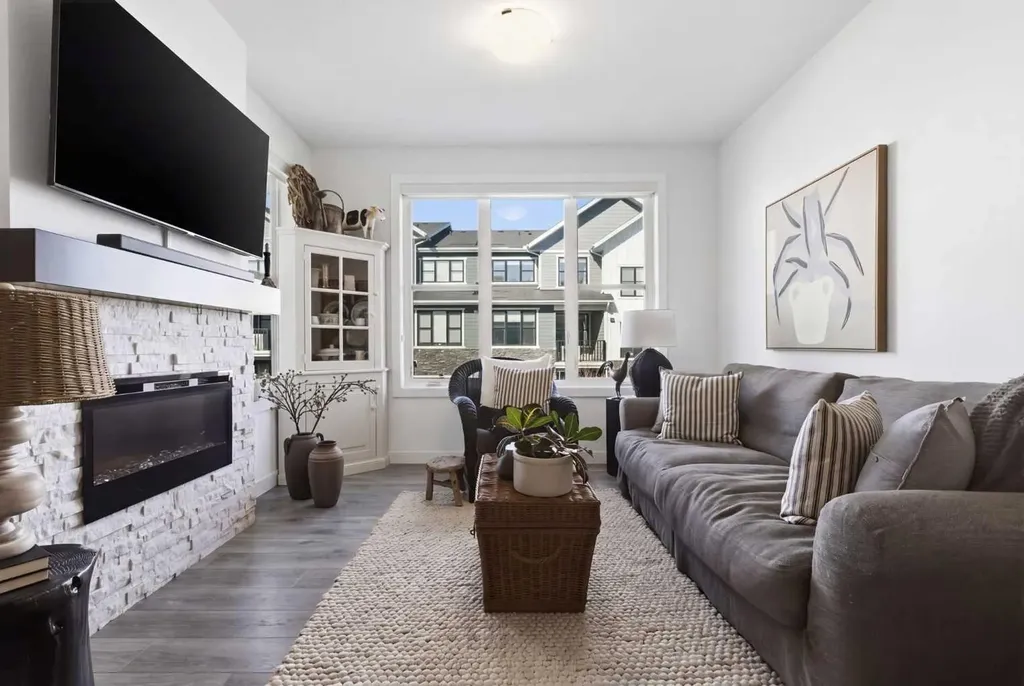307 Crestridge Common SW Calgary AB T3B 6J5