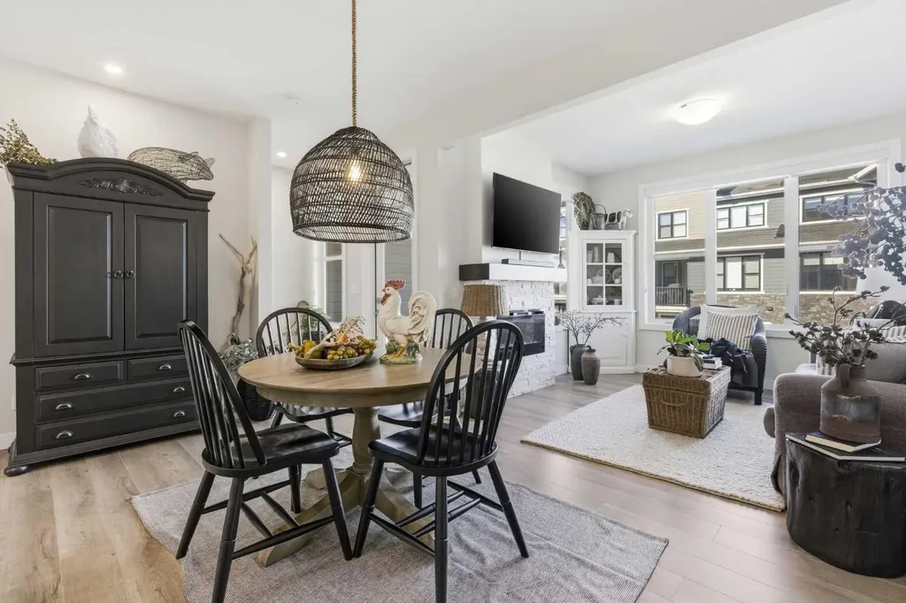 307 Crestridge Common SW Calgary AB T3B 6J5