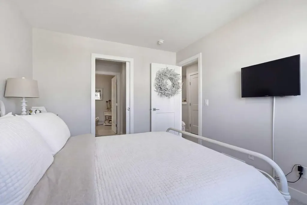 307 Crestridge Common SW Calgary AB T3B 6J5