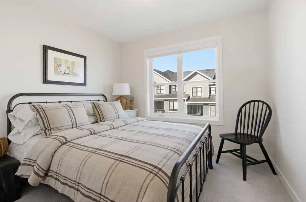 307 Crestridge Common SW Calgary AB T3B 6J5