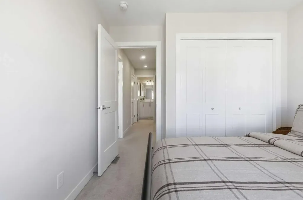 307 Crestridge Common SW Calgary AB T3B 6J5