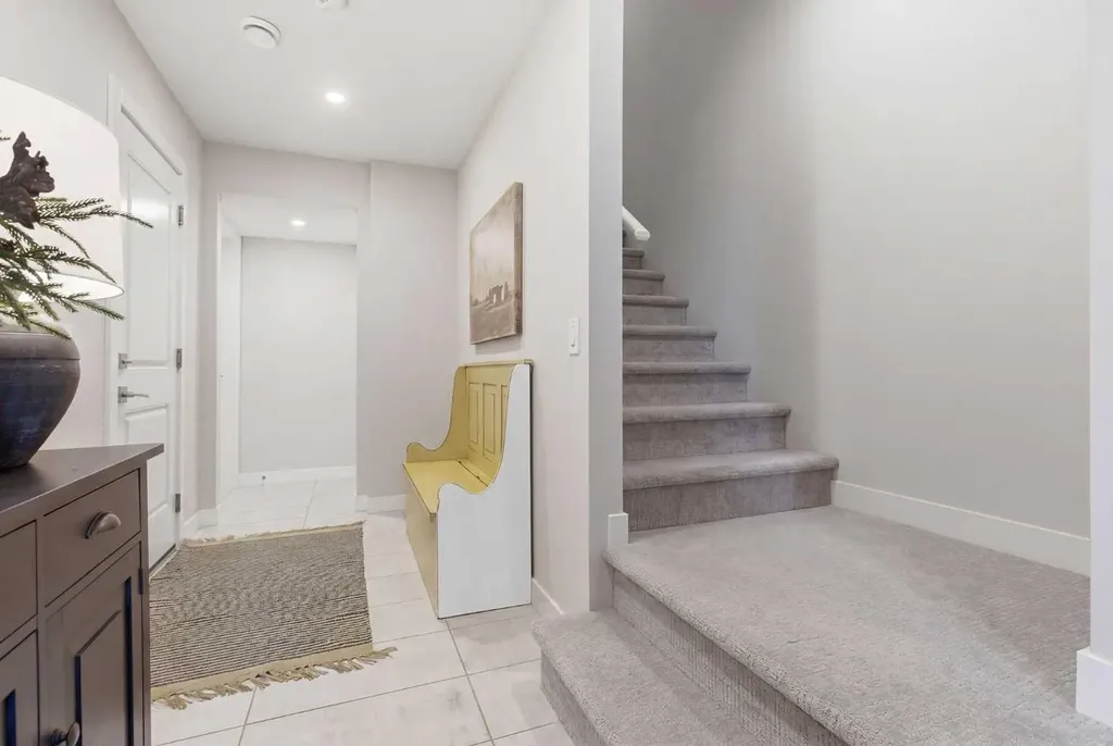 307 Crestridge Common SW Calgary AB T3B 6J5