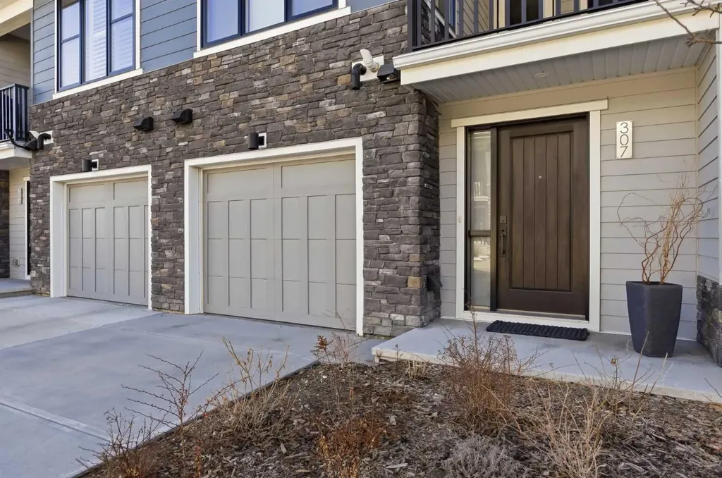 307 Crestridge Common SW Calgary AB T3B 6J5