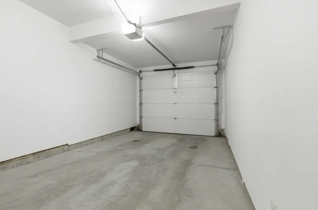 307 Crestridge Common SW Calgary AB T3B 6J5