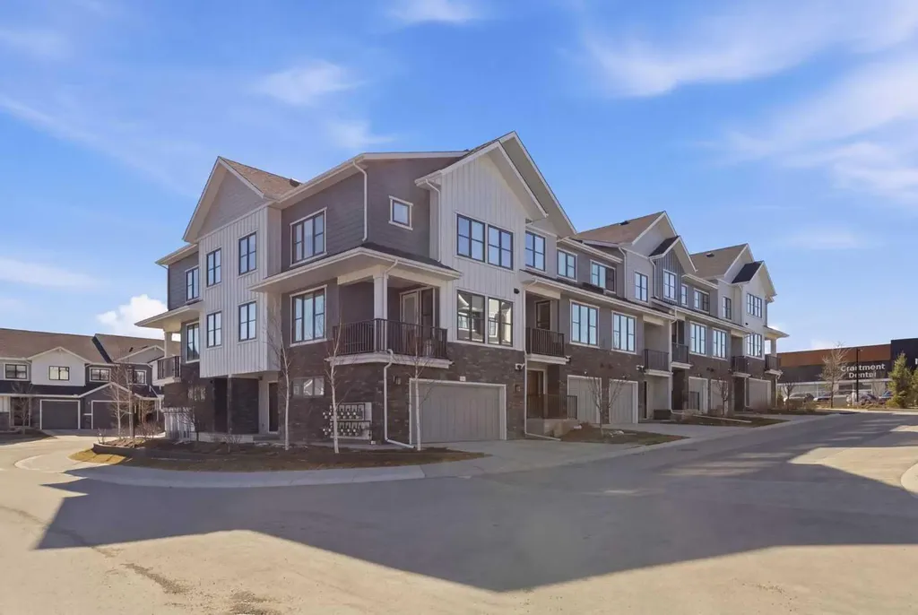 307 Crestridge Common SW Calgary AB T3B 6J5