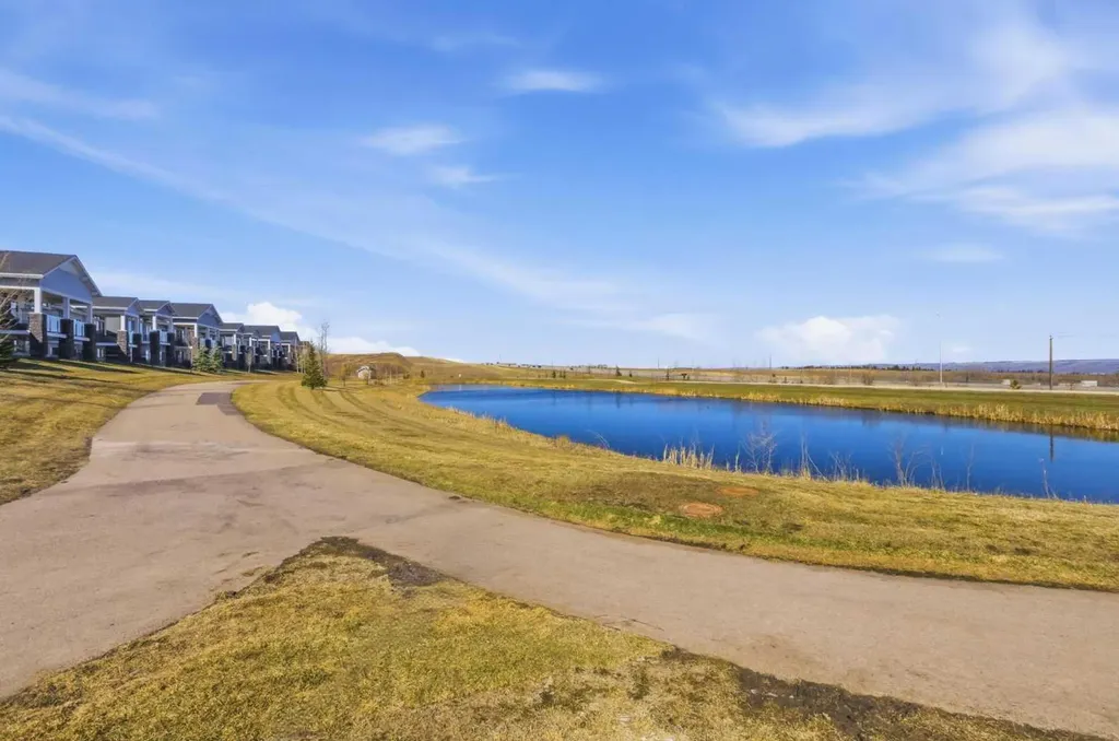 307 Crestridge Common SW Calgary AB T3B 6J5