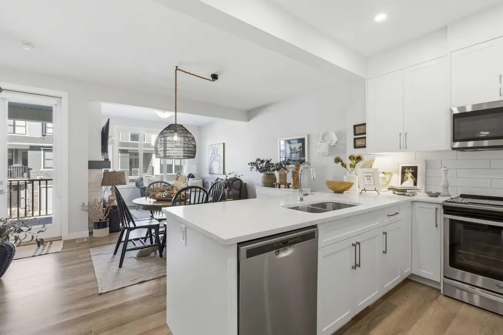 307 Crestridge Common SW Calgary AB T3B 6J5