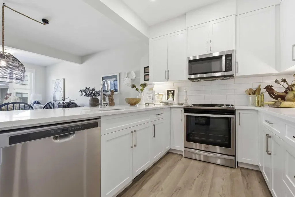307 Crestridge Common SW Calgary AB T3B 6J5