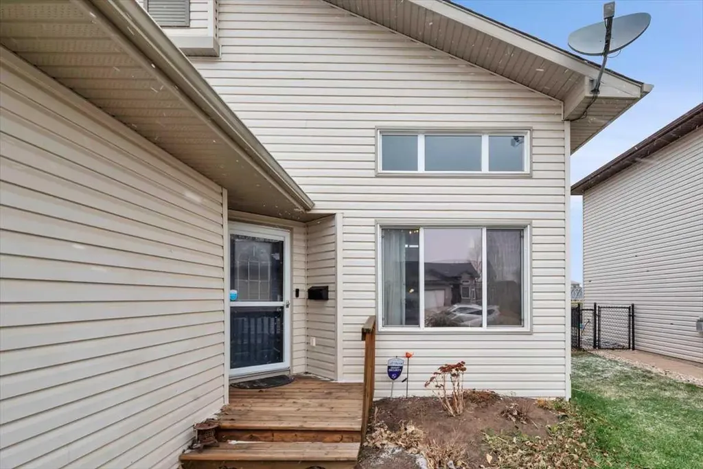 156 Aspen Creek Crescent Strathmore AB T1P 0A7