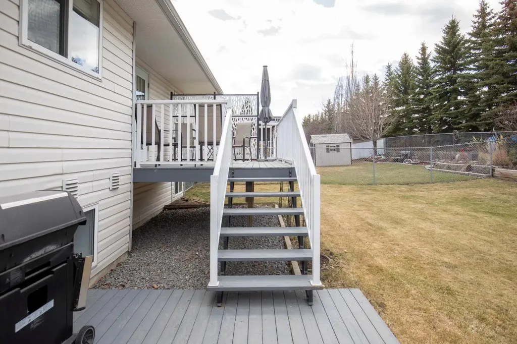 42 Riviera Drive Lacombe AB T4L 2H7