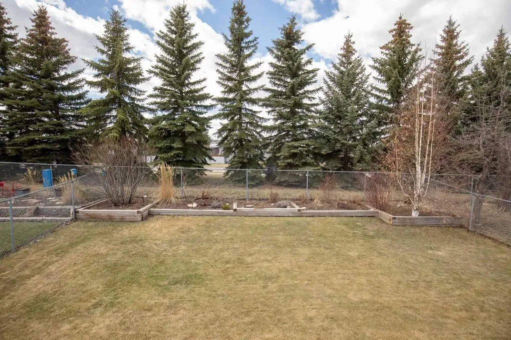 42 Riviera Drive Lacombe AB T4L 2H7