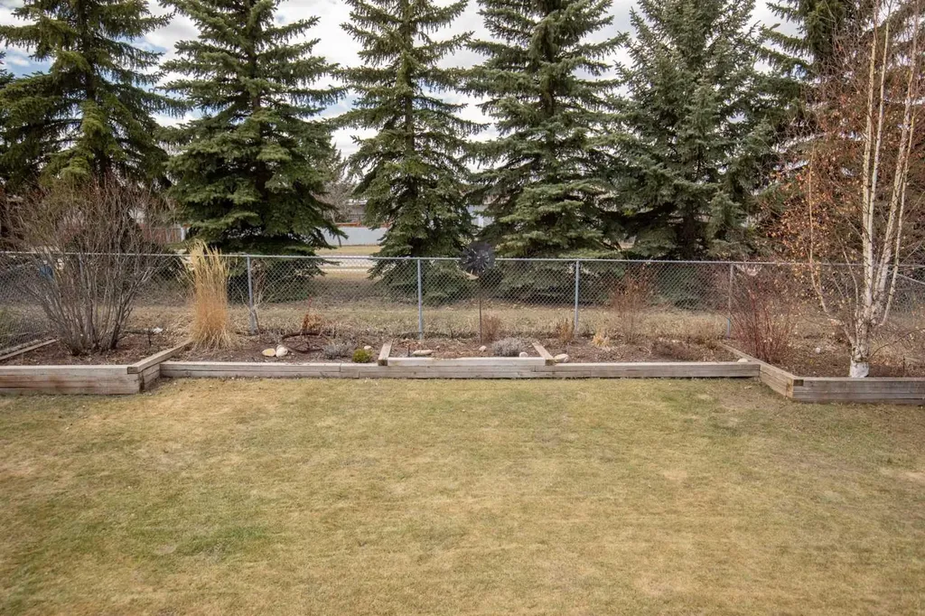 42 Riviera Drive Lacombe AB T4L 2H7