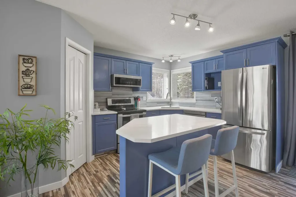 42 Riviera Drive Lacombe AB T4L 2H7